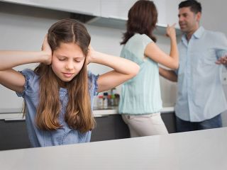دعوای والدین بر سلامت روان و رشد کودکان تأثیر می‌گذارد