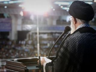 نامه‌ی انتقادی به خامنه‌ای با امضای ۳۰۰ نفر و مهر احمدی‌نژاد.