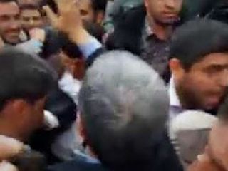 بدرقه احمدی نژاد توسط هوادارانش در امام‌زاده صالح - ویدیو