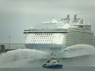 بزرگترین کشتی تفریحی جهان سفر خود را در دریای مدیترانه آغاز کرد + ویدیو