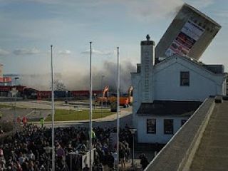 با اشتباه مهندسان دانمارک، یک سیلو روی ساختمان‌های مجاور واژگون شد