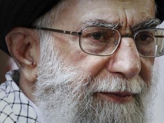 خامنه ای:حمله‌ به سوریه یک جنایت است/ سران آمریکا، فرانسه و انگلیس جنایتکارند