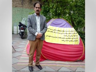 استاد دانشگاه ایلام همراه با خانواده‌اش با برپایی چادر مقابل ساختمان وزارت علوم تحصن کرد