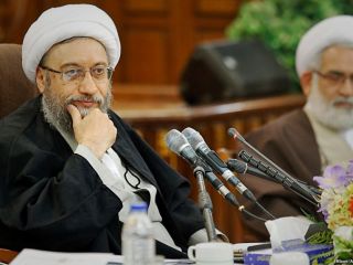 صادق لاریجانی از کتک زدن یک دختر «بی‌حجاب» توسط مامور نیروی انتظامی حمایت کرد