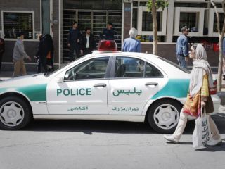 یک زن به دلیل اعتراض به کتک زدن دختر جوانی توسط گشت ارشاد بازداشت شد