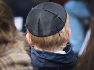 توصیه به یهودیان آلمان: از پوشیدن کلاه سنتی خودداری کنید