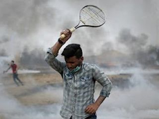 راکت تنیس؛ روش مقابله فلسطینی‌ها با سربازان اسرائیلی + ویدیو