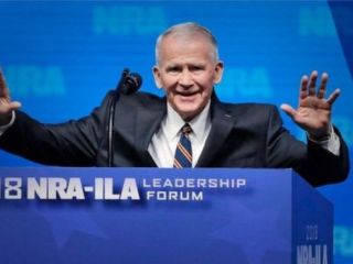 الیور نورث، یکی از مهره‌های اصلی ایران‌کنترا، رئیس انجمن ملی اسلحه آمریکا شد