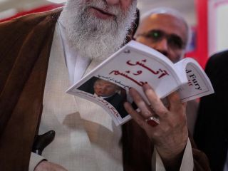 عکس رهبر ایران در نمایشگاه کتاب: آیا خامنه‌ای به ترامپ طعنه زده؟