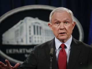 بخشی از برنامه جف سشنز برای مقابله با مهاجرت به آمریکا: لغو شهروندی دو خلافکار مالی