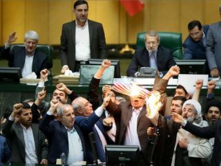 ادامه انتقادها از آتش زدن پرچم آمریکا در صحن علنی مجلس ایران