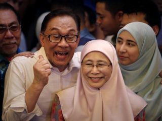 «انور ابراهیم» سیاستمداری که به اتهام لواط زندانی بود، عفو شد