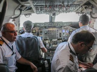 مطهری از اعتراض خامنه‌ای به مکالمه انگلیسی خلبانان ایرانی می‌گوید