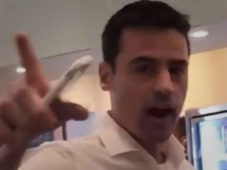 جنجال یک آمریکایی عصبانی: تهدید و تحقیر کسانی که اسپانیایی حرف می‌زنند+ ویدیو