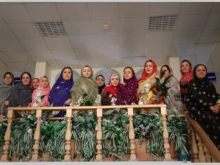 خانم مسوول و کارمندان اش با لباس بندری به محل کار خود رفتند