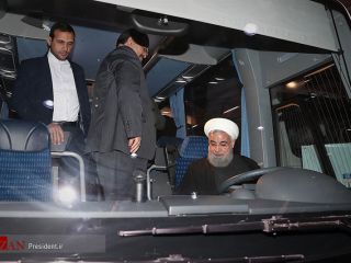 اتوبوس روحانی و کوهی که ریزش کرده است