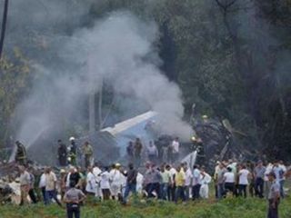 هواپیمای مسافری سقوط کرد؛ نجات معجزه‌آسای سه نفر