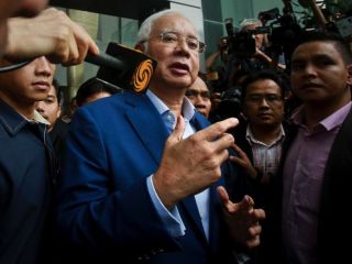 پلیس از خانه‌های نخست وزیر سابق مالزی ده‌ها میلیون دلار پول نقد به دست آورد