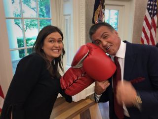 مشت‌زنی سخنگوی کاخ سفید و هنرپیشه معروف سیلوستر استالونه در کاخ سفید