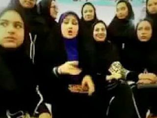 جلوگیری از برنامه زبان‌اشاره ناشنوایان به دلیل شباهت به «حرکات موزون»!