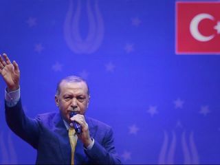 اردوغان: هرچه دلار و یورو زیر بالشت نگه داشته‌اید را به لیر تبدیل کنید