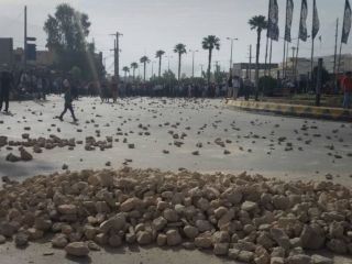 موافقان تقسیم کازرون جاده‌های منتهی به استان‌های بوشهر و خوزستان را بستند