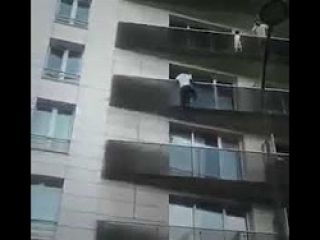 پاریس؛ بازداشت پدر به دلیل رها کردن کودک / مادر در جزایر اقیانوس هند پدر مشغول بازی 