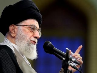 انتقاد در حضور رهبر: «جنابعالی، در برابر اعتراضات مردم چه پاسخی دارید؟»