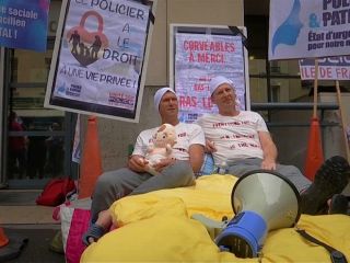 اعتراض افسران پلیس فرانسه با پیژامه