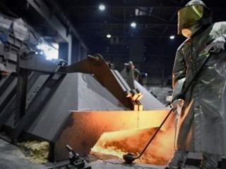 مکرون تصمیم تجاری ترامپ را 'غیرقانونی خواند'