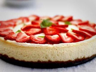 طرز تهیه چیز کیک وانیل و توت فرنگی