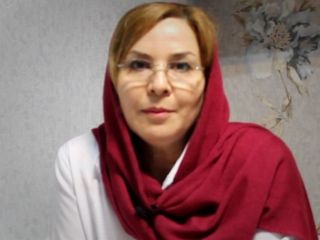 درویش زن زندانی با دستبند و پابند روی تخت بیمارستان