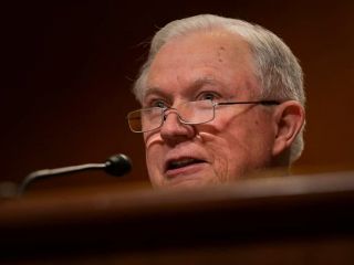 'زنگ خطر برای ده‌ها هزار متقاضی پناهندگی آمریکا'