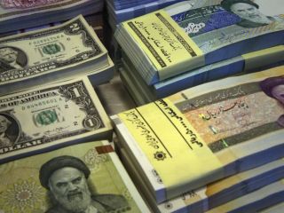 بر اساس گزارش‌های غیررسمی؛ دلار از مرز ۷۰۰۰ تومان گذر کرد