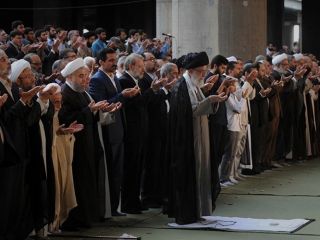 مداح حاشیه ساز به رئیس جمهور گفت «صف اول ننشین بین جماعت جاهست!»