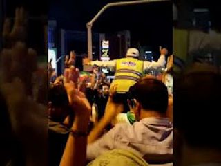 رقص مامور نیروی انتظامی پس از پیروزی تیم ملی فوتبال ایران در میان مردم!