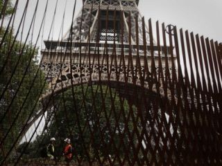 پاریس دور برج ایفل حفاظ‌های ایمنی نصب کرد