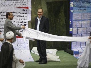 معاون روحانی تهدید شدن نمایندگان به دادن رای منفی به یک لایحه را تایید کرد