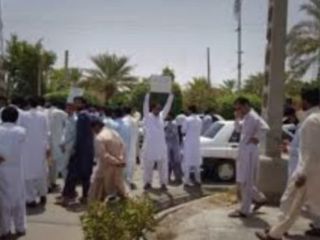 تجمع مردم در ایرانشهر سیستان و بلوچستان در اعتراض به گزارش «تجاوز گروهی»