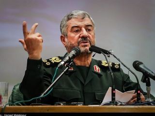 فرمانده سپاه: درباره نامه مذاکره با ترامپ، نمی‌دانیم به اینها دیوانه بگوییم یا چیز دیگر