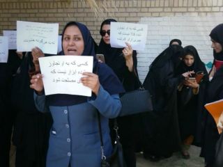 زنان ایرانشهری با تجمع در فرمانداری خواستار برخورد با متجاوزان شدند