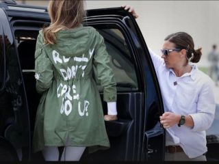 کت ملانیا ترامپ در بازدید از پناهجویان جنجالی شد + ویدیو