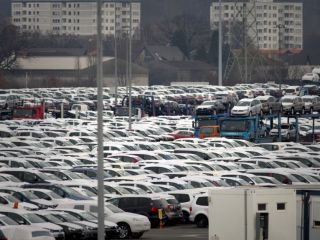 ترامپ اروپا را به اعمال تعرفه ۲۰ درصدی خودرو تهدید کرد