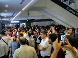 دلار به مرز ۹ هزار تومان رسید؛ راهپیمایی اعتراضی فروشندگان موبایل در تهران+ ویدیو