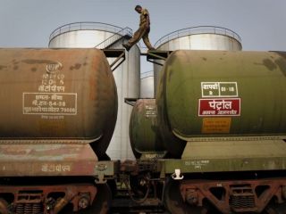 هند در پی پرداخت جایگزین کردن روپیه با دلار برای پرداخت پول نفت ایران