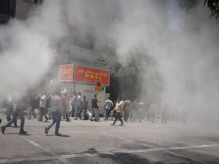 پلیس با پرتاب گاز اشک‌آور به تجمع اعتراضی مقابل مجلس شورای اسلامی یورش برد