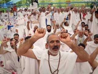 در اوج بحران ارزی، جمهوری اسلامی به حجاج دلار ۳۹۰۰ تومانی می‌دهد