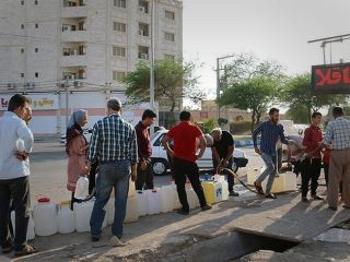 آبادان و خرمشهر در صف آب! - تصاویر