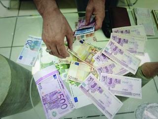 مسافرانی در ایران که از سوپرمارکت یورو می خرند!