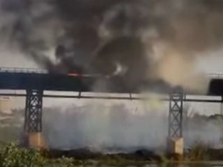 قدیمی‌ترین پل اهواز بر اثر گرما طعمه حریق شد